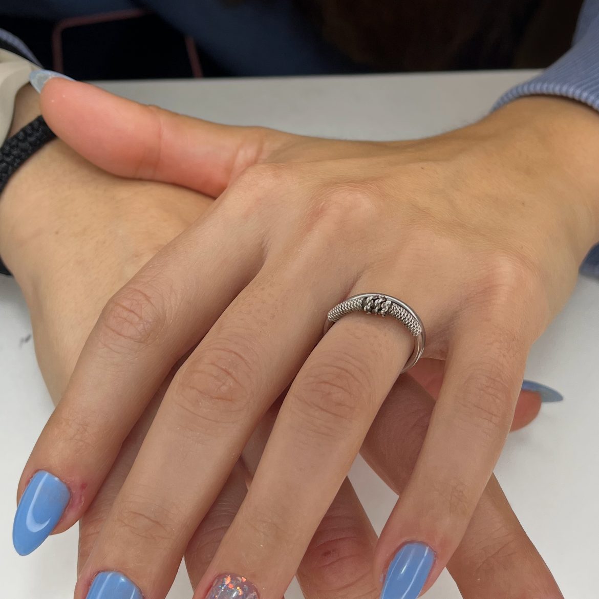 Gel azul céu com nail art